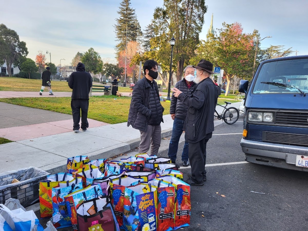 12월 년말 불우 이웃 돕기 - 노숙자들에게 선물전달 - 빈첸시오회