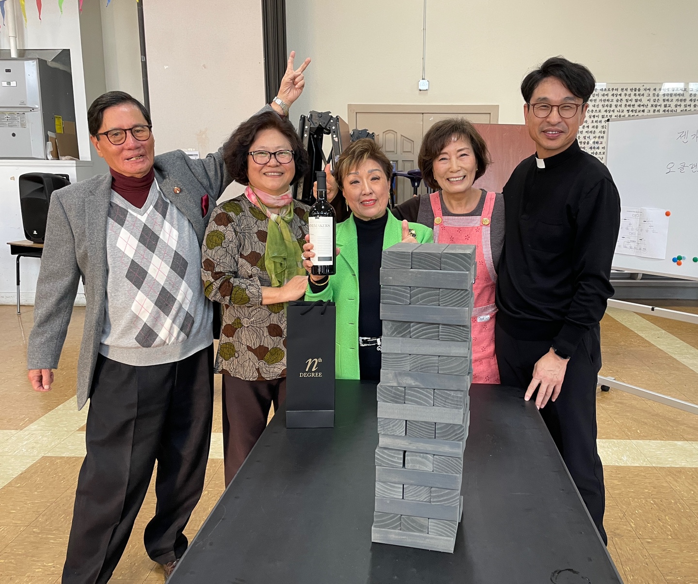 젠가 우승팀들, 하상회 복식 단식우승. 모든 우승팀들에게 신부님의 뜻깊은 와인선물. 제가 탁구 시합하느라 많이 못찍어서 아쉬웠습니다. 중간중간, 라플티켓 당첨자들께 선물나눔, 많은분들 참여한 웃음으로 즐거운 하루였습니다.