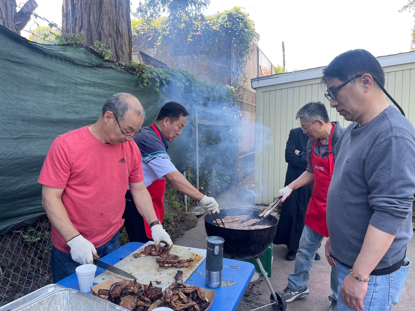 미국 캘리포니아 오클랜드 성당 젊음이 넘치는 음악팀 (햇빛속의 산책) / 요아킴 안나회 사제관 뒤마당 야유회 점심식사