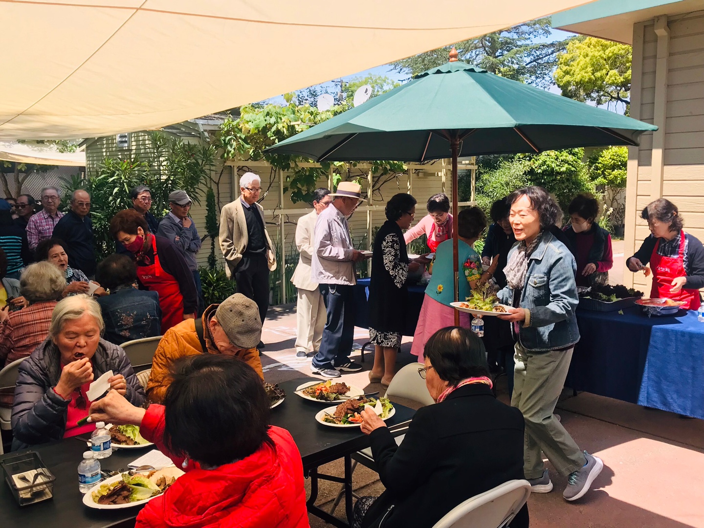 미국 캘리포니아 오클랜드 성당 젊음이 넘치는 음악팀 (햇빛속의 산책) / 요아킴 안나회 사제관 뒤마당 야유회 점심식사