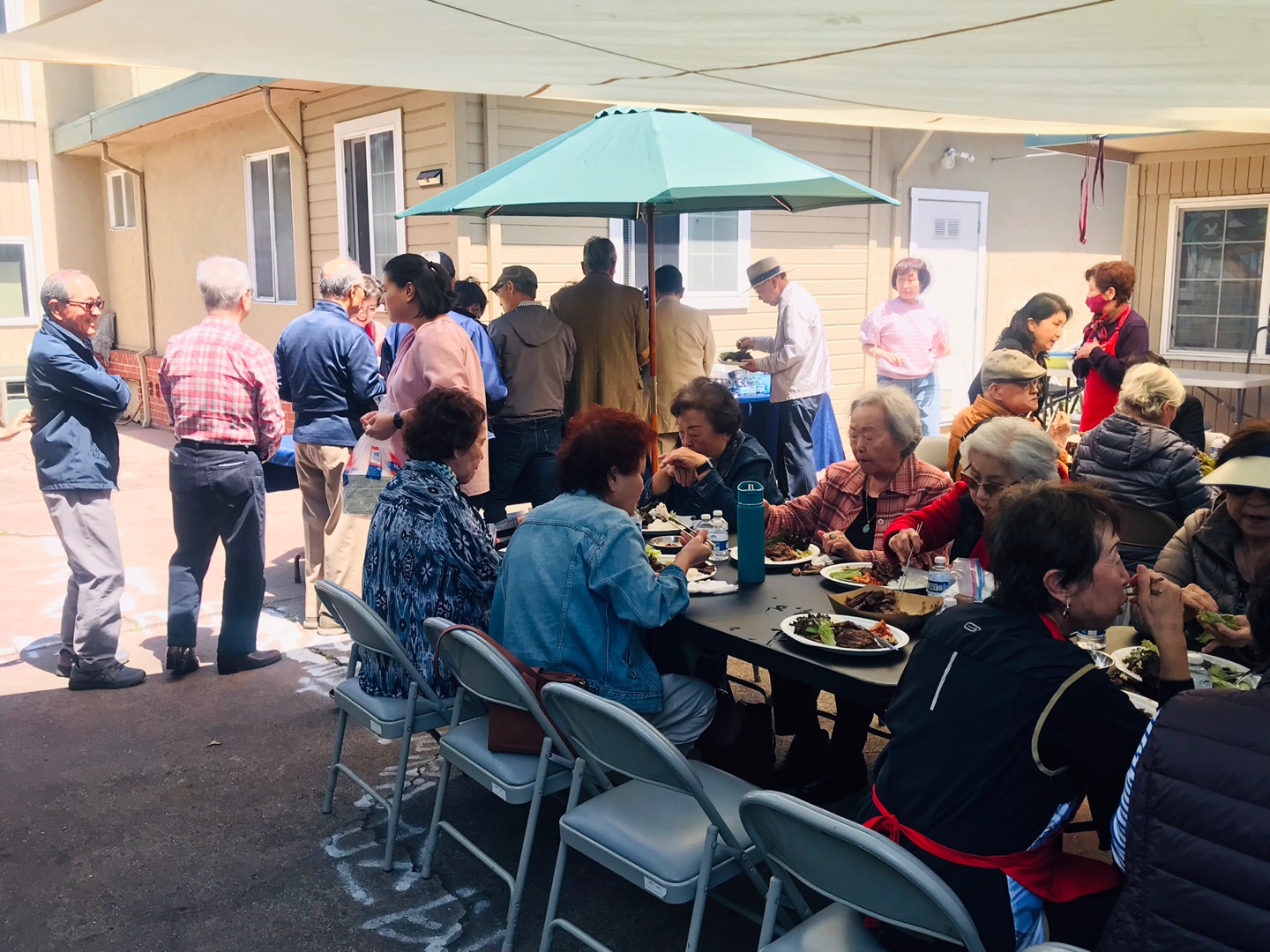미국 캘리포니아 오클랜드 성당 젊음이 넘치는 음악팀 (햇빛속의 산책) / 요아킴 안나회 사제관 뒤마당 야유회 점심식사